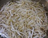 Gambar langkah 1 resipi Kerabu Taugeh Kacang Panjang.
