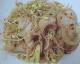 Hình bước làm 3 của món Giá đậu nành xào thịt ba chỉ