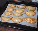 Foto del paso 9 de la receta: Empanadillas de cerdo con aceitunas negras y huevo duro