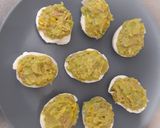 Foto del paso 3 de la receta: Huevos rellenos de aguacate y atún con salmón ahumado