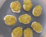 Foto del paso 3 de la receta: Huevos rellenos de aguacate y atún con salmón ahumado