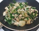 A picture of step 3 of Cheesy spinach omelette.