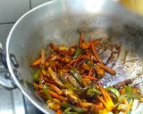 A picture of step 4 of Mushroom chowmein.