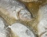 صورة لخطوة 3 من وصفة اكلة سمك بلطي مقلي وارز وسلطه وطحينه 🍚🐟🥗