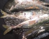 Foto langkah ke 1 dari resep Ikan Dencis Kuah Kecap Pedas.