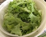 Une image de l'étape 1 de Salade de frisée aux tomates,mozzarella et fleurs de basilic.
