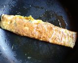 A picture of step 5 of Egg omelette with noodles.