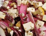 Une image de l'étape 2 de Salade d'endives rouge carmine avec feta marinée au citron thym.