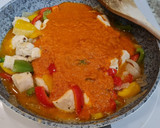Foto del paso 3 de la receta: Pollo en salsa de tomate y pimientos tricolor