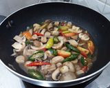 Foto langkah ke 5 dari resep TUMIS JAMUR KANCING CABE HIJAU (Jamur Champignon).
