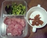รูปขั้นตอนการทำที่ 1 ของ หมูผัดถั่วฝักยาวพริกแกงใต้ สูตรโลว์คาร์บ
