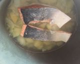 Une image de l'étape 2 de Saumon sauce blanche et ses pommes de terre.