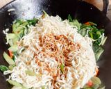 Foto langkah ke 5 dari resep Mie Goreng Batang Talas.