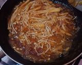 Foto langkah ke 5 dari resep Jamur Enoki Saos Pedas.