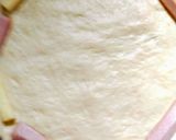 Foto langkah ke 3 dari resep Pizza sosis keju mozzarella dengan roti yang empuk.
