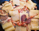 Foto del paso 9 de la receta: Paccheri con Setas a la mantequilla de albahaca