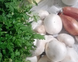 Foto del paso 1 de la receta: Crema de champiñones, perifollo y nuez moscada