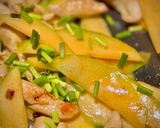 Hình bước làm 2 của món Gà Xào Dưa Lưới