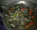 Foto langkah ke 2 dari resep Kerang saus padang.