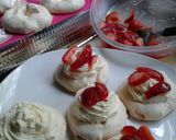 Foto del paso 4 de la receta: Pavlova Mini con Frutillas y Chocolate en el Merengue
