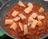 Foto del paso 3 de la receta: Salmón con tomate y verduras