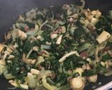 Foto del paso 6 de la receta Acelgas y espinacas salteadas con setas y jamón ibérico