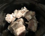 Hình bước làm 2 của món Canh Sườn non hầm táo, nấm, cà rốt và kim châm