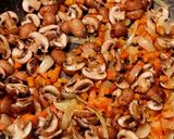 Foto langkah ke 3 dari resep Egg & Mushroom Fried Rice.