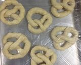 Foto langkah ke 4 dari resep Garlic Cheese Soft Pretzels.
