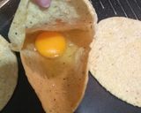 Foto del paso 3 de la receta: Huevo en tortilla y salsa de molcajete con nopalitos