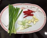 Hình bước làm 1 của món Cá basa kho hành ớt
