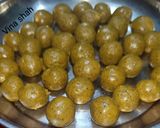 इम्यूनिटी बूस्टर बॉल्स (immunity booster balls recipe in Hindi) रेसिपी चरण 3 फोटो