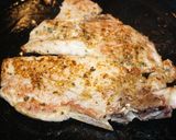 Foto del paso 2 de la receta: Chuletas de chancho al orégano con papas salteadas y brócoli