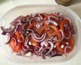 Paradicsom saláta lilahagymával recept fázis 6 fotója