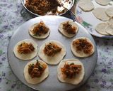 A picture of step 6 of Vegetables schezwan momos.