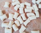 Foto del passaggio 2 della ricetta Gnocchetti con rucola, salsiccia e scamorza affumicata