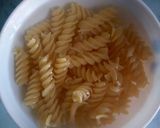 A picture of step 1 of Express pasta with cheese.
