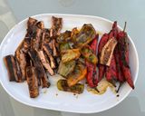 Une image de l'étape 16 de Aubergines chinoises, poivron vert et piments rouges marinés grillés à la plancha.