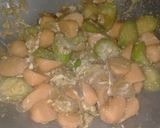 รูปขั้นตอนการทำที่ 4 ของ ผัดบวบใส่ไข่และฮอทดอก (Stir Fried Zucchini with Egg and Hot Dog)