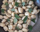 Foto del passaggio 1 della ricetta Gnocchi al rosmarino e salvia