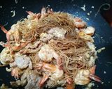 รูปขั้นตอนการทำที่ 8 ของ เส้นหมี่ผัดซีอิ๊วกุ้งและหมูนุ่ม