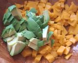 Foto del paso 2 de la receta: Ensalada de surimi con aguacate y mango