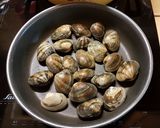 Foto del paso 1 de la receta: Espaguetis con almejas al ajillo