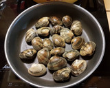 Foto del paso 1 de la receta: Espaguetis con almejas al ajillo