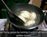 मावा गुजिया (Mawa Gujiya recipe in hindi) रेसिपी चरण 49 फोटो