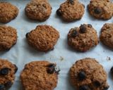 Foto del paso 5 de la receta: Galletitas avena, zanahorias y pasas!!