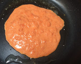 Foto del paso 2 de la receta: Huevos fritos de colores