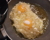 Foto del paso 3 de la receta: Huevos fritos con cebolla y limón