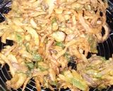 A picture of step 4 of Piyaz Hari mirch mix pakora😋.