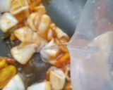 Foto langkah ke 5 dari resep Cumi Enoki Asam Manis.